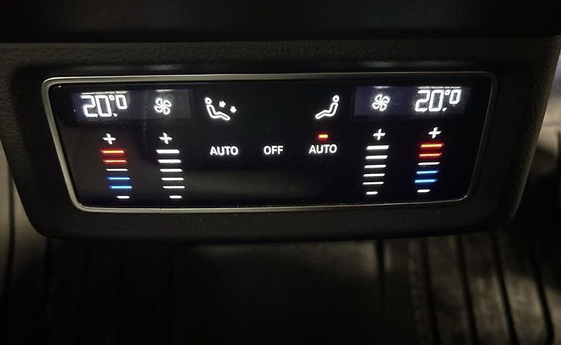 Audi Q8 e-tron 55 Q S-Line 360kam Tažné Pano - fotka 17 z 19