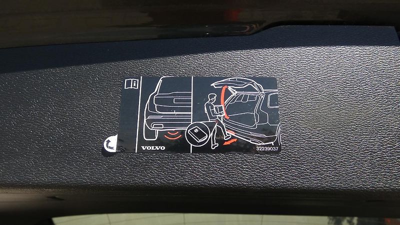 Volvo V60 B4 FWD Momentum Pro Auto - fotka 21 z 24