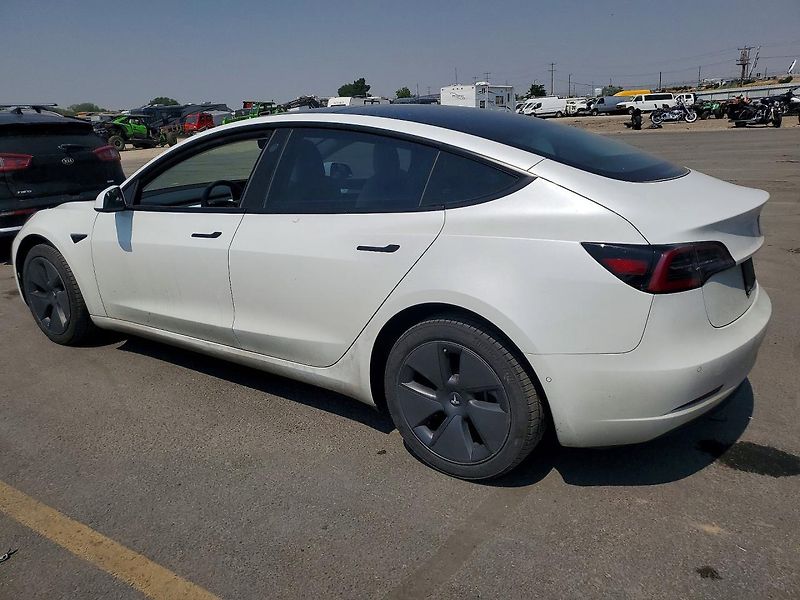 Tesla Model 3 (2021) Auto na cestě - fotka 2 z 12
