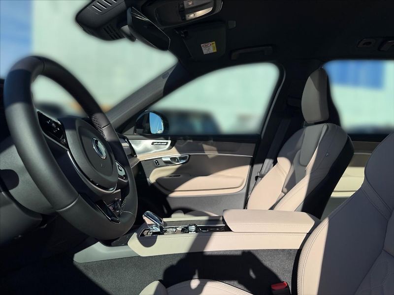 Volvo XC90 (2026) 2,0 B5 AWD Plus Dark 6135 - fotka 7 z 14