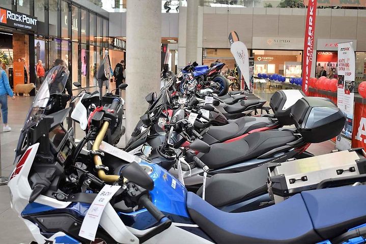 V OC Nová Karolina začala v sobou 1. dubna výstava motorek – Krásky na cestách.