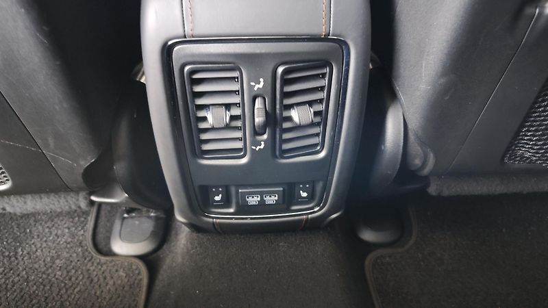 Jeep Grand Cherokee (2019) 3,0 CRD Summit ČR, 1.maj.  - fotka 20 z 49