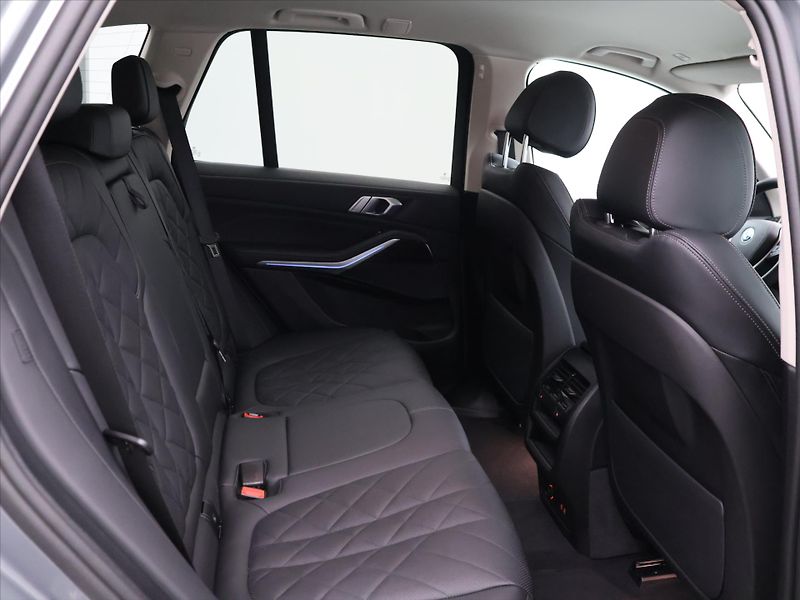 BMW X5 3,0 50e xDrive 230kW CZ DPH - fotka 14 z 38