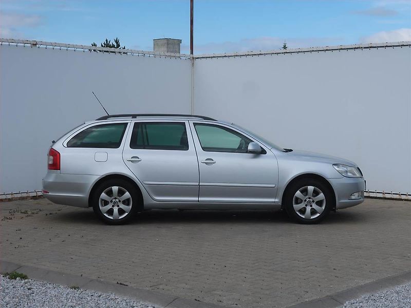 Škoda Octavia (2010) Ambiente 1.2 TSI, Serv.kniha - fotka 6 z 16