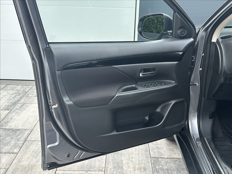 Mitsubishi Outlander 2,0 150PS  Active A/T - fotka 13 z 52