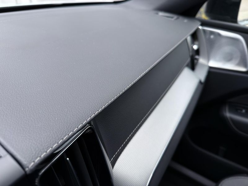 Volvo XC60 B5 AWD ULTRA // VZDUCH // B&W - fotka 26 z 56