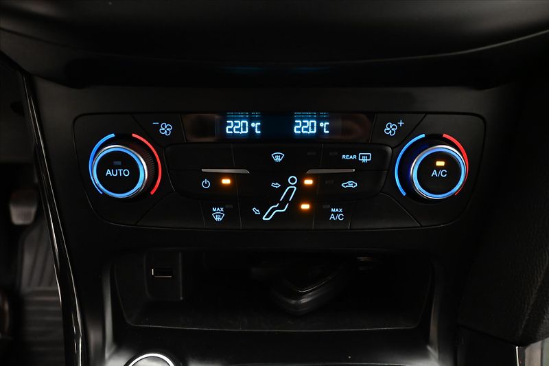 Ford Focus 1,0 EcoBoost 92 kW TAŽNÉ Záruk - fotka 20 z 30