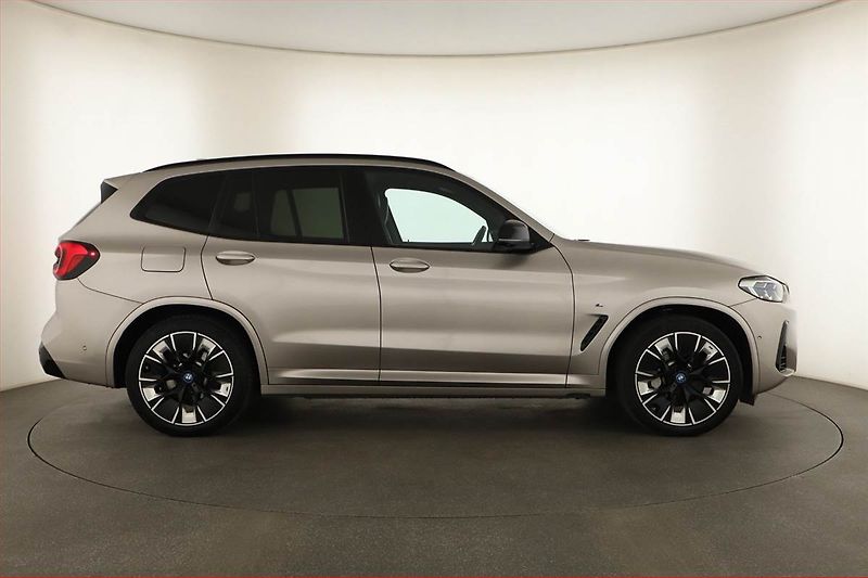 BMW iX3 (2022) M Sport 80 kWh, SoH 95% - fotka 6 z 21