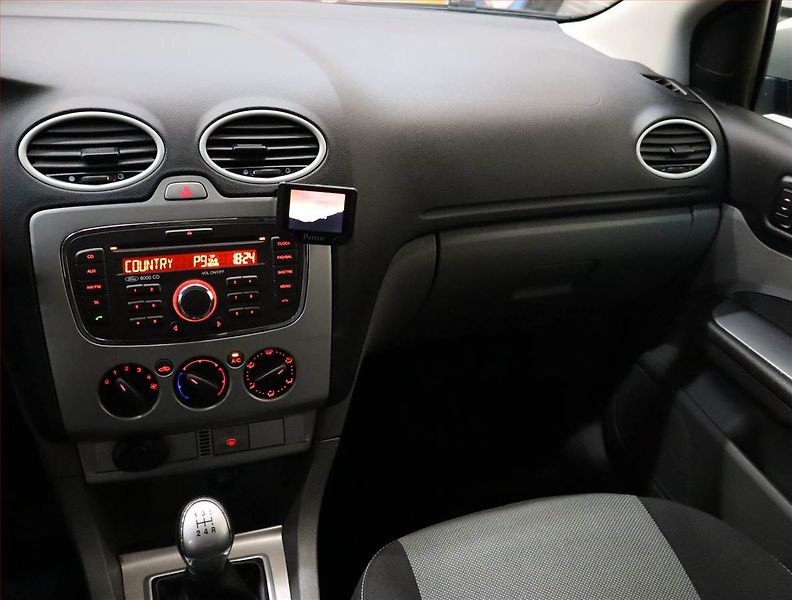 Ford Focus (2010) 1.6 16V, po STK, Tažné - fotka 8 z 15