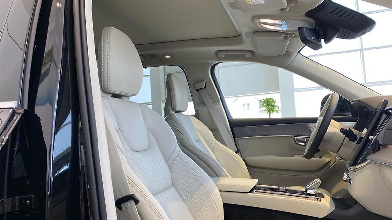Volvo XC90 (2026) ULTRA BRIGHT, B5 AWD, 184+10 k - fotka 15 z 15