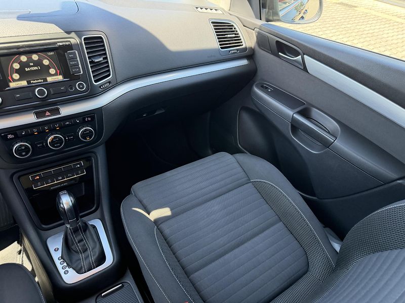 Volkswagen Sharan (2015) 2.0TDI 103kW DSG 7M EL. DVĚŘE - fotka 23 z 41