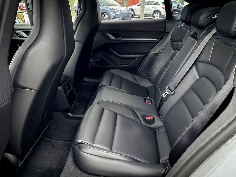 Porsche Taycan Top stav a výbava - fotka 8 z 11