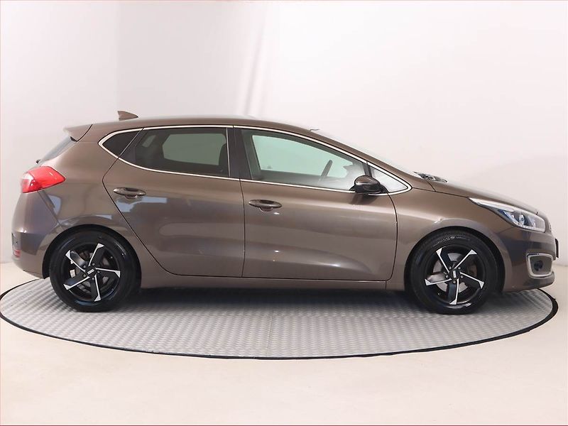 Kia Ceed (2018) 1.6 GDI, Serv.kniha, Navi - fotka 6 z 18