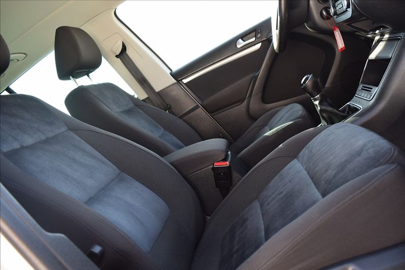 Volkswagen Tiguan 2,0 TDI 81KW ALU NÍZKÝ NÁJEZD - fotka 42 z 47