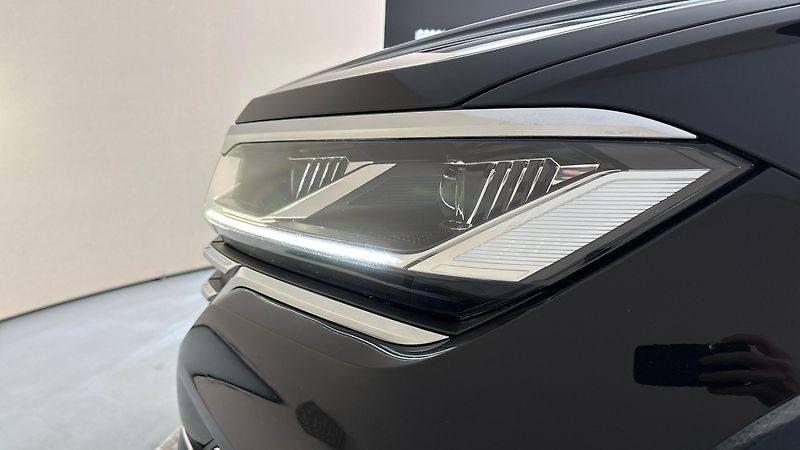 Volkswagen Touareg 3.0 TSI PHEV Tiptronic Eleganc - fotka 17 z 33