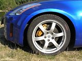 Na osmnáctipalcových ráfcích najdeme pneumatiky Bridgestone o rozměrech 225/45 vpředu a 245/45 vzadu. 
