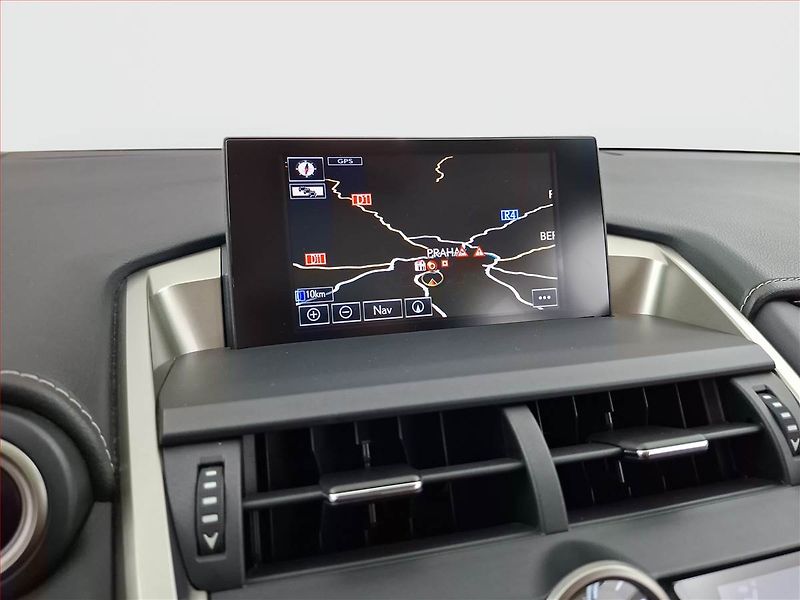 Lexus NX 300h (2015) 300h - fotka 17 z 18