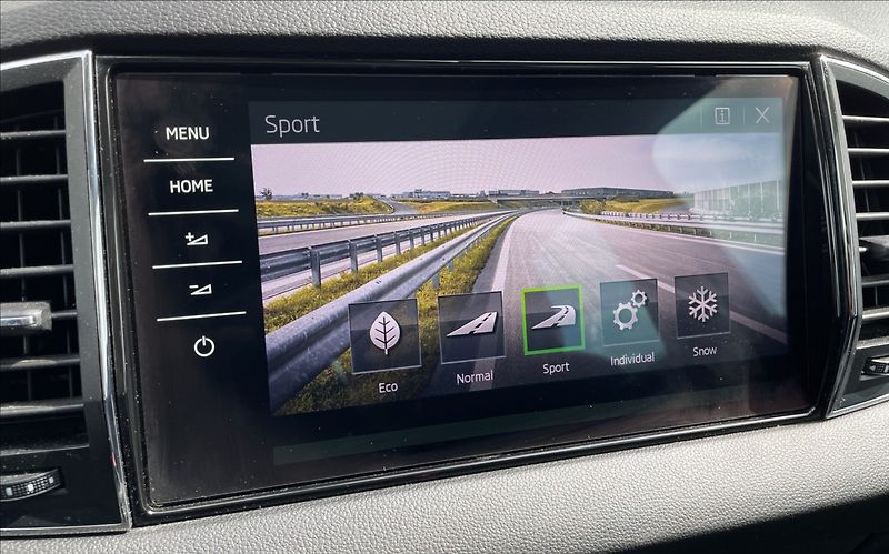 Škoda Karoq 2,0 2,0TDi,110kW,STYLE.,4x4,DS - fotka 23 z 35