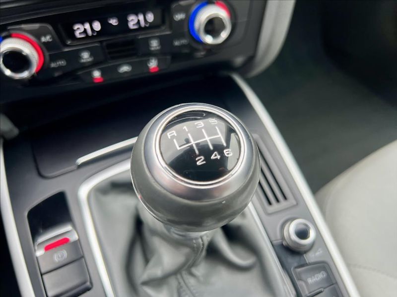 Audi A4 2,0 TDi KLIMA / NAVI - fotka 33 z 40
