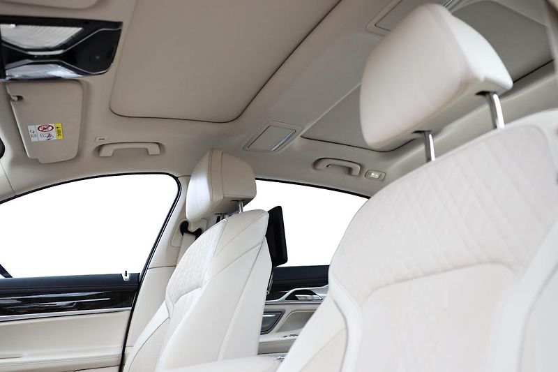 BMW Řada 7 750Li xDrive - fotka 20 z 25