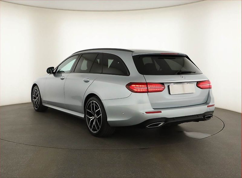 Mercedes-Benz Třídy E (2021) E 450 4MATIC - fotka 4 z 21