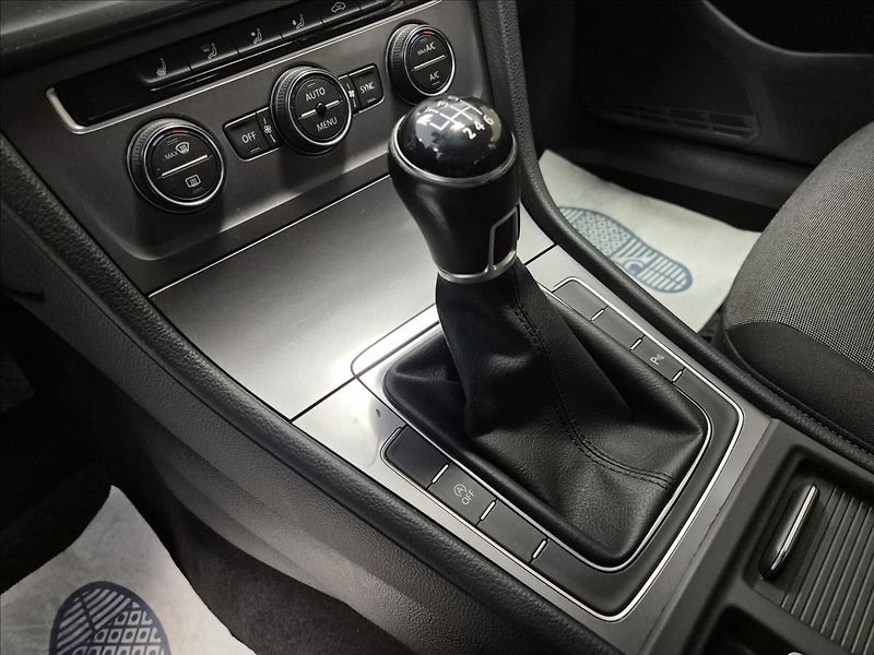 Volkswagen Golf 1.2 TSI EDITION - fotka 15 z 22