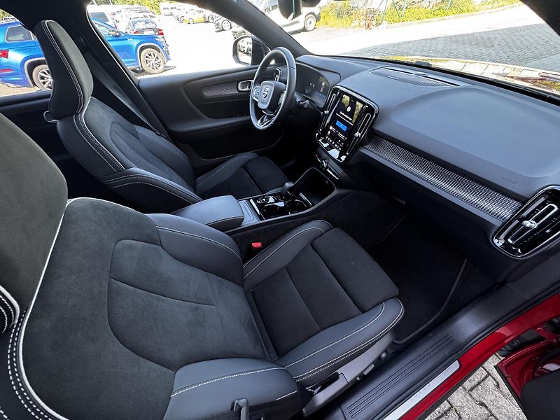 Volvo XC40 B4 FWD ULTRA DARK // 1. maj. - fotka 20 z 46
