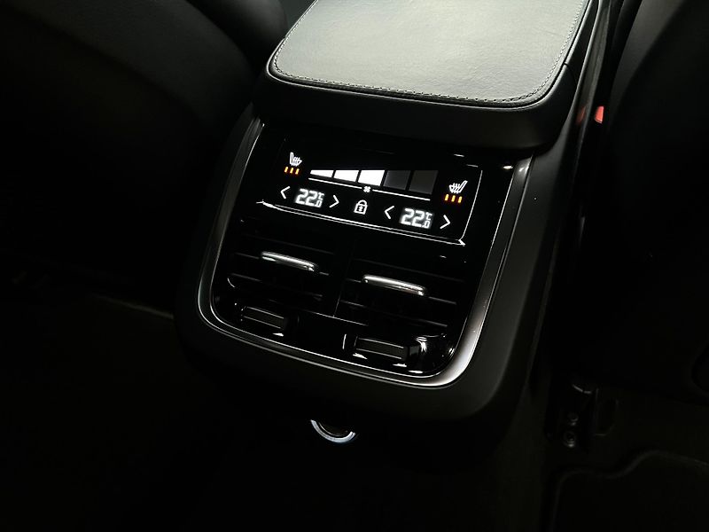Volvo S90 D5 AWD R-DESIGN AUT - fotka 19 z 41