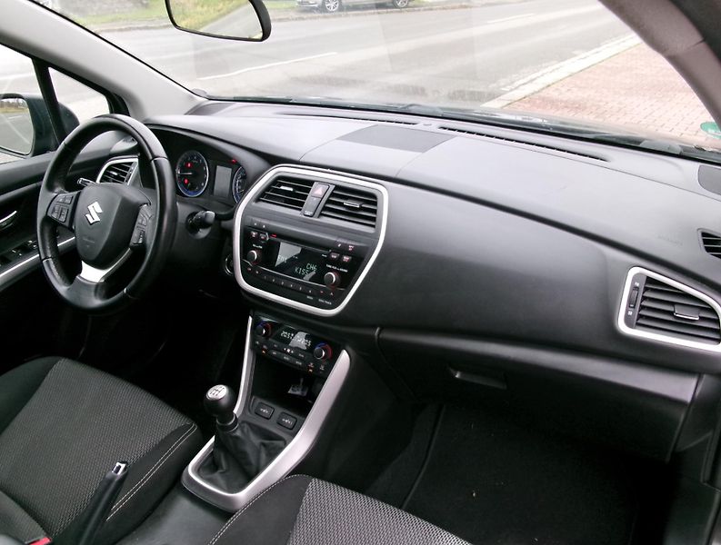 Suzuki SX4 S-Cross (2014) 1,6i AC TEMP VÝHŘEV TAŽNÉ - fotka 28 z 30