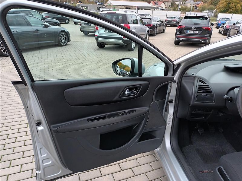 Citroën C4 1,4 i,65kw,ČR,1MAJ,KLIMA, - fotka 15 z 29
