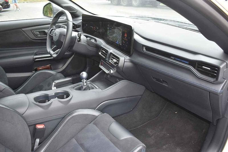Tento Ford Mustang byl ve výkonnější verzi Dark Horse.