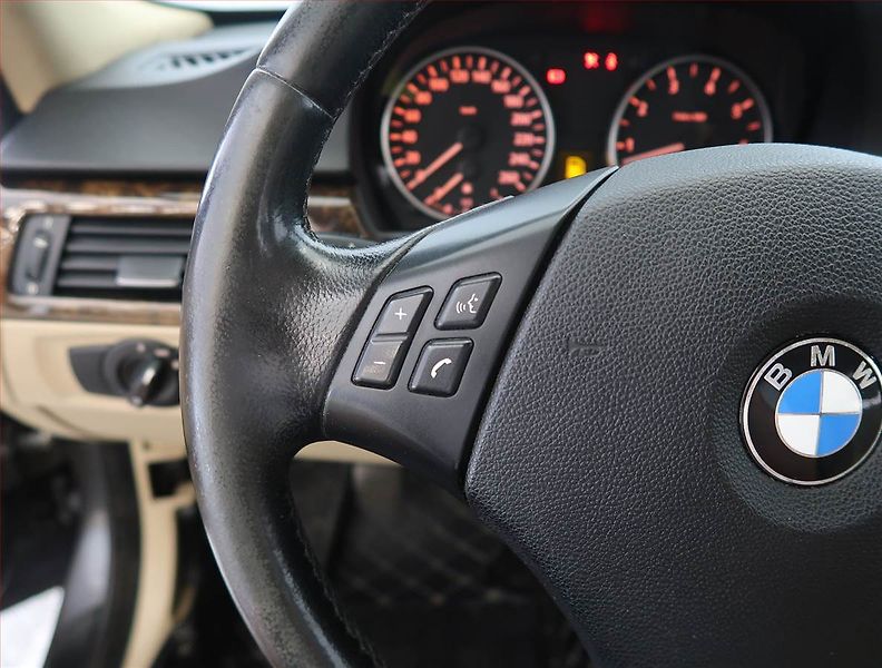 BMW Řada 3 (2005) 320 i, po STK, zamluveno - fotka 14 z 16