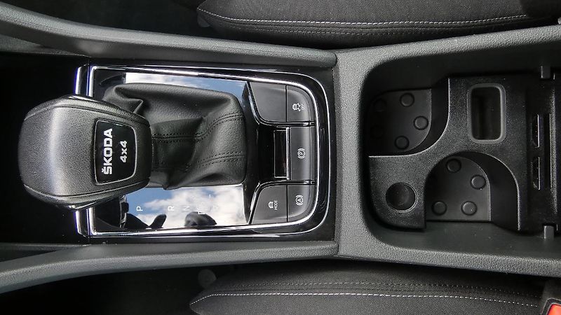 Škoda Karoq 2.0 TDI 110 kW Style 4x4 DSG - fotka 16 z 24