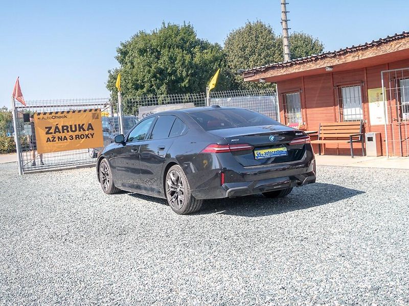 BMW Řada 5 (2025) ČR 550e xDrive - fotka 7 z 41