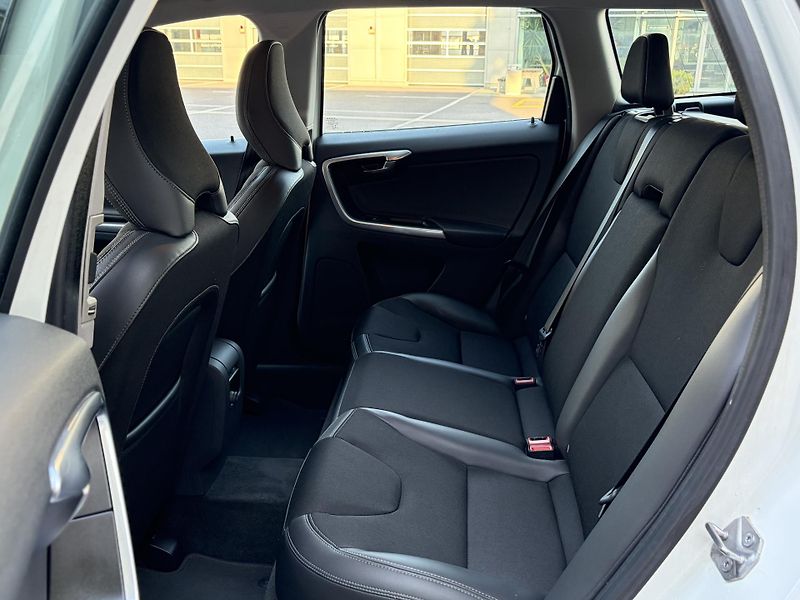 Volvo XC60 (2016) 2.0 D3 110kW AT8/152tkm/SERVIS - fotka 26 z 31