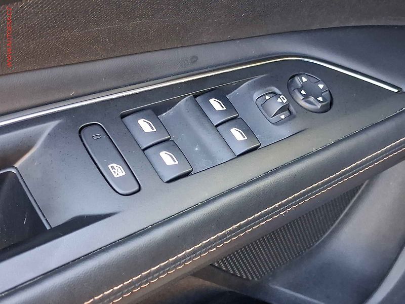 Peugeot 3008 (2016) 2.0 HDi, GT Line, LED, navi - fotka 11 z 18
