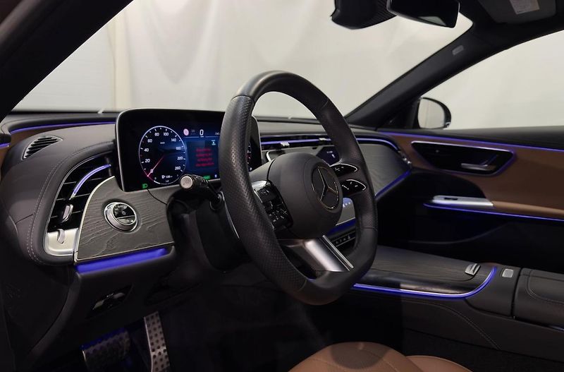 Mercedes-Benz Třídy E 300 e AMG Ambient - fotka 12 z 24