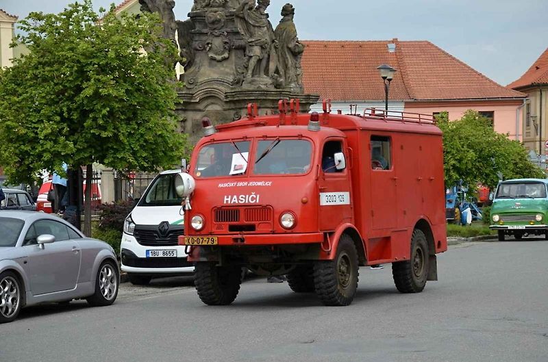 Veteránský závod odstartoval ve Velvarech na náměstí. Cíl byl na náměstí ve Slaném.