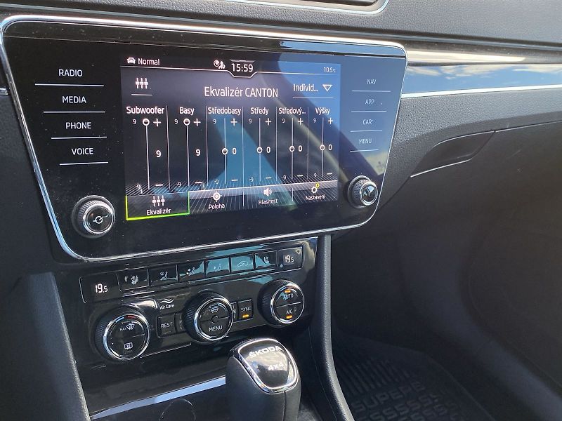 Škoda Superb (2023) Combi 2.0 TDI 4x4 DSG L&K - fotka 22 z 41