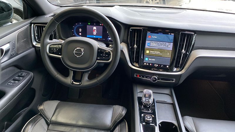 Volvo S60 ULTIMATE DARK, B5 AWD, 184+10 - fotka 13 z 36