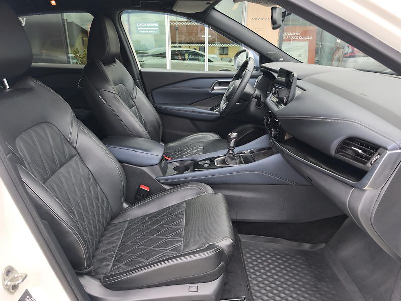 Nissan Qashqai 2021 ČR 1.3 DIG-T 116kW TEKNA+ - fotka 23 z 39