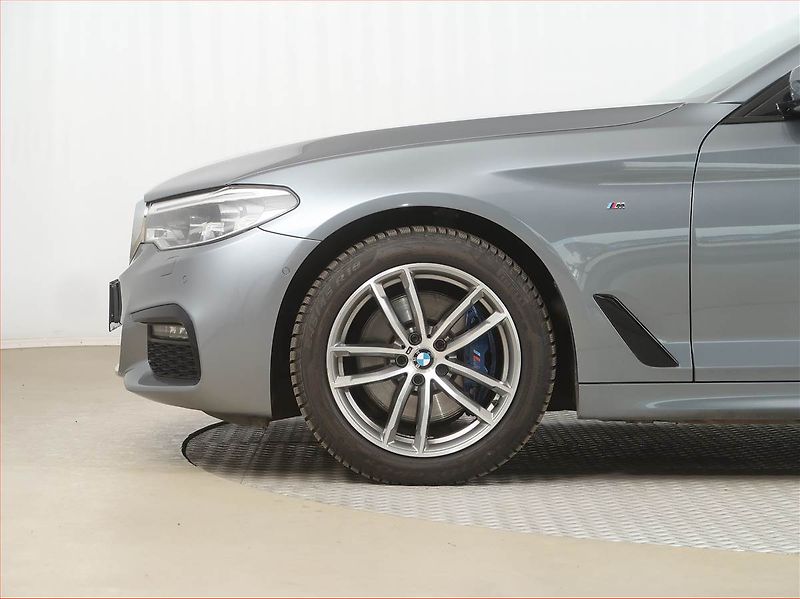 BMW Řada 5 (2020) 530i xDrive - fotka 15 z 25