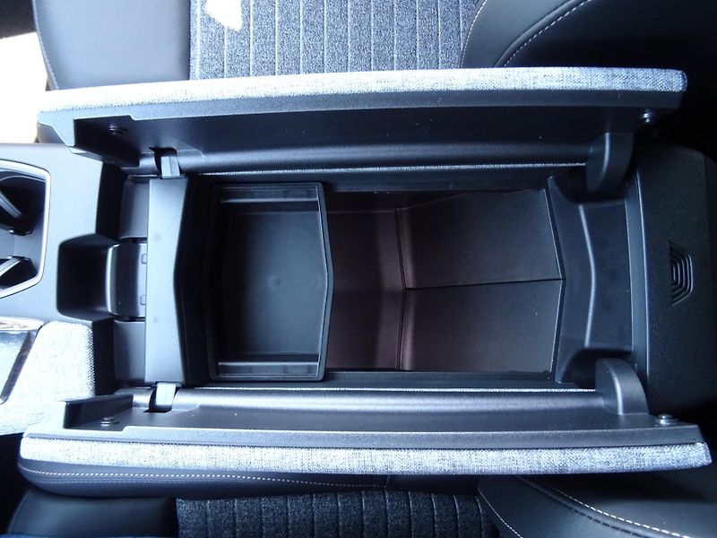 Peugeot 3008 (2026) BUSINESS Hybrid 145k e-DCS6 - fotka 43 z 49
