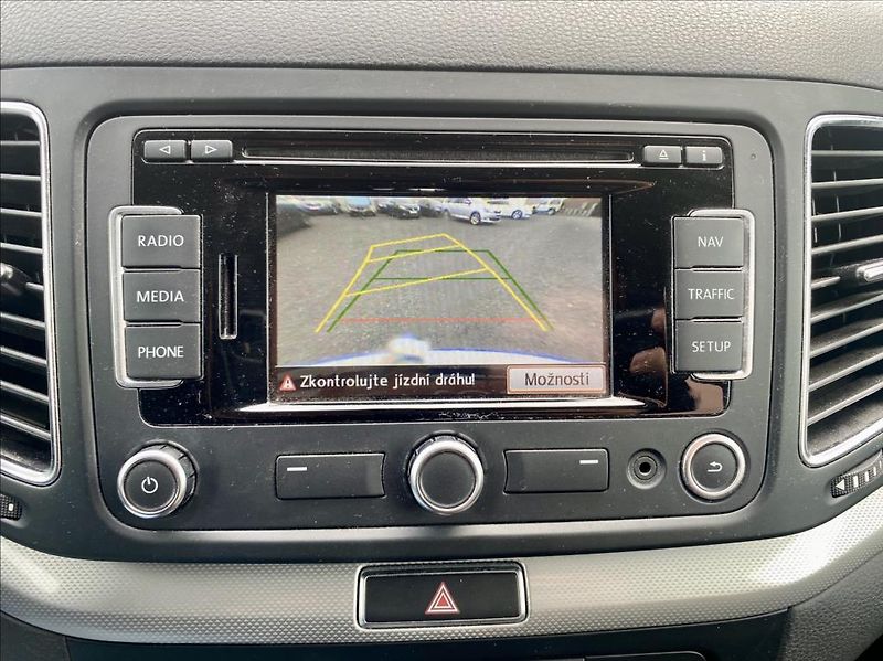 Volkswagen Sharan 2,0 TDI 103kW / DSG / VÝHŘEV - fotka 30 z 46