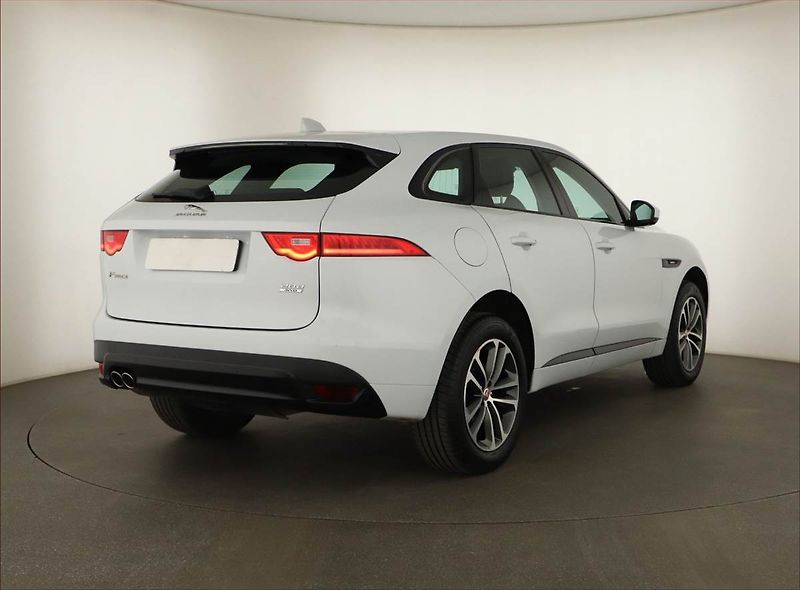 Jaguar F-Pace (2017) 20d AWD, 4X4, Automat, ČR - fotka 5 z 15