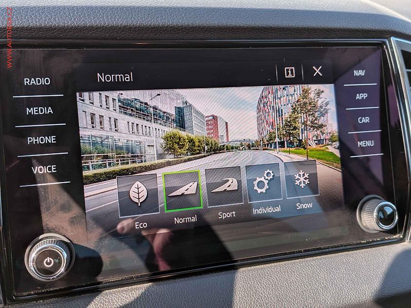 Škoda Karoq (2017) 2.0TDi 4x4, ČR, DSG, LED - fotka 15 z 20