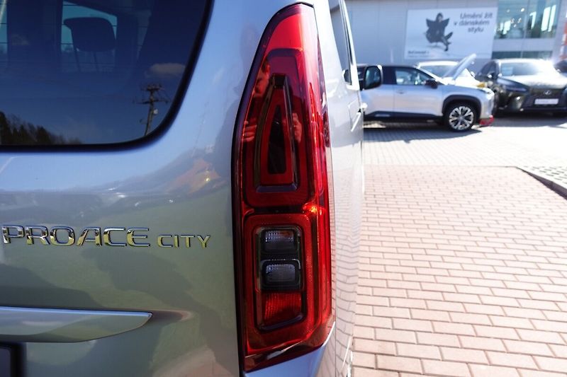 Toyota ProAce City Verso 1.5 D4-D 130 - 8 AT Family 7S - fotka 32 z 33
