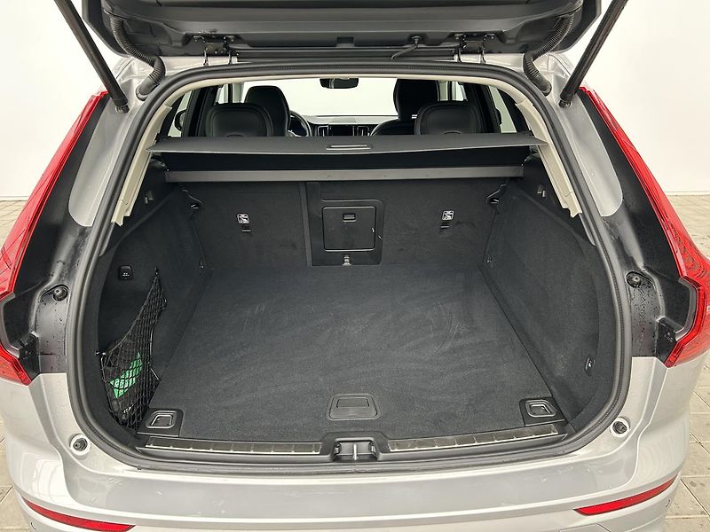 Volvo XC60 2.0  B4 4x4 PLUS  Black - fotka 26 z 29