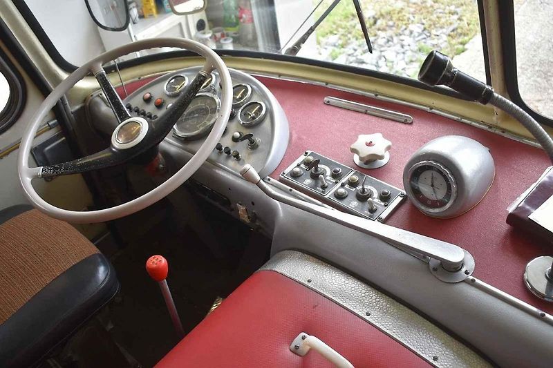Tomuto autobusu je přesně padesát let. A je zcela původní