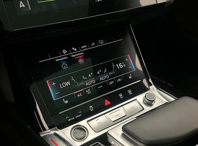 Audi Q8 e-tron 55 Q 360kam Vzduch Tažné Pano  - fotka 32 z 37